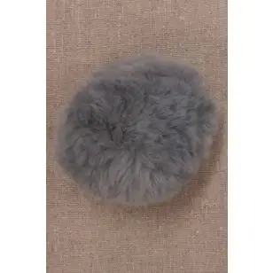 Pels-pompon i akryl i lys grå, 9-10 cm. - Pomponer