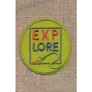 Motiv i  oliven-lime med slange og "Explore" - Diverse mærker