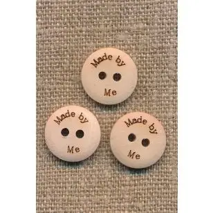 Lys træknap med teksten "Made by Me", 15 mm. - Træ- og Horn-knapper