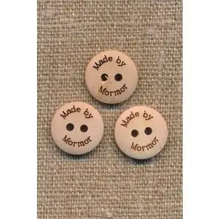 Lys træknap med teksten "Made by Mormor", 15 mm. - Træ- og Horn-knapper