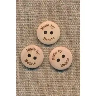 Lys træknap med teksten "Made by Bedste", 15 mm. - Træ- og Horn-knapper