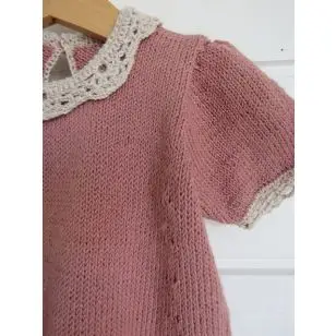 Kjole med hæklede kanter strikket i Lana - Inspiration