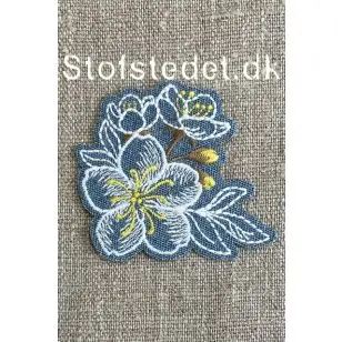 Motiv med blomster i denim. - Blomster, stjerner og sløjfer