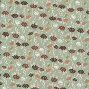 Patchwork stof i lys støvet grøn med blomster i hvid, brun, rust - Patchworkstof