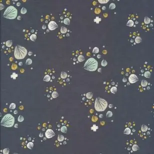 Afklip Patchwork stof i støvet blå med blade i hvid, okker, vandgrøn, 50x55 cm. - Afklip patchwork