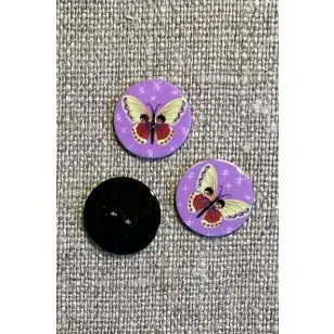 2-Huls knap med sommerfugl i lyselilla og lysegul - Børneknapper