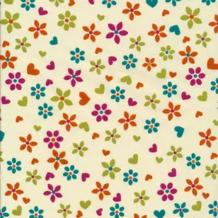 Patchworkstof med blomster og hjerter i offwhite - Patchworkstof