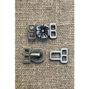 Lille hægt med blomst i gl.sølv - 10x20 mm - Spænder og hægter