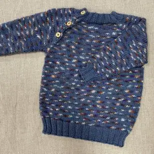 Stribet bluse str. 1 år med skrå lukning - Inspiration strik