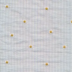 Smalstribet bomuld i hvid/lyseblå med broderet marguerit - Blomstret bomuld