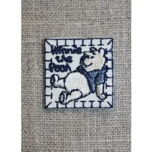 Peter Plys mærke 25x25 mm., off-white/blå - Disney og tegneserie