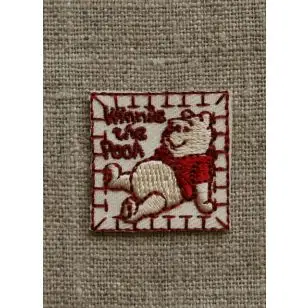 Peter Plys mærke 25x25 mm., off-white/rød - Disney og tegneserie