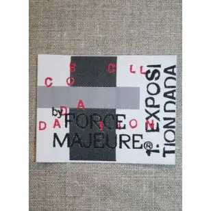 Mærke m/tekst, hvid/grå/rød - Diverse mærker