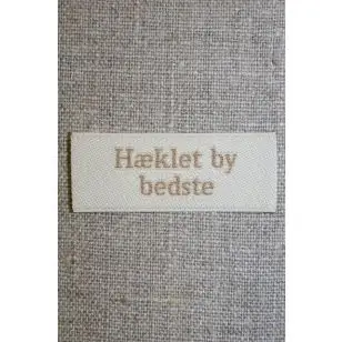 Beige mærke - label "Hæklet by bedste" - Diverse mærker
