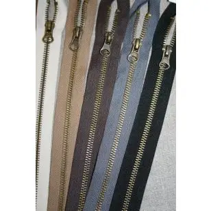 55-60 cm. delbar metal lynlås, 6 mm. antik messing - 