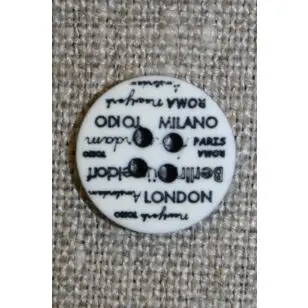 4-huls knap knækket hvid med tekst, 15 mm. - Knapper Hvid, grå og sort