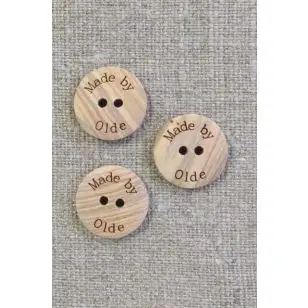 Lys træknap med teksten "Made by Olde" 18 mm. - Børneknapper