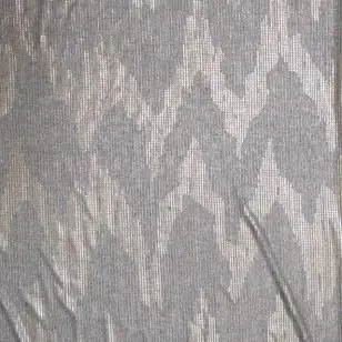 Ribstrikket i grå med guld tryk - Strik