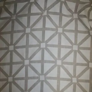 Let gardinstof med transperant firkant-mønster i knækket hvid - Gardinstof / Dugstof