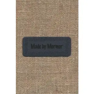 Motiv- label i læderlook i grå "Made by Mormor" - Drengemotiver og fodbold