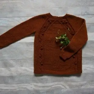 Uldklumpers strikkeopskrift - Blomsterrankebluse Str. 1-8 år - Strikkeopskrift Uldklumper