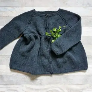 Uldklumpers strikkeopskrift - Elegantcardigan Str. 6 mdr.-8 år - Strikkeopskrift Uldklumper