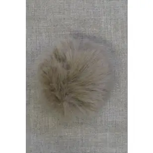 Pels-pompon i akryl i natur/mørk sand, 8 cm. - Pomponer