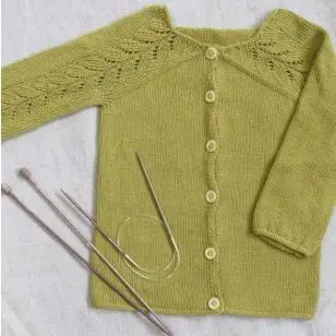 Yndigcardigan strikket i Lana i okker farvet - Inspiration strik