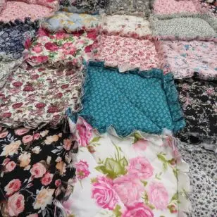 Tæppe i blomstret bomuld med flæsekanter - Inspiration