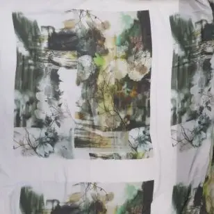 Rapport i Bomulds-voil med ansigt og blade i hvid og army - 