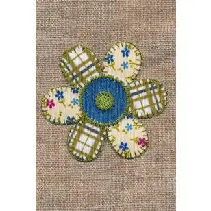 Strygemærke m/blomst i patchwork-look i oliven blå offwhite - Blomster, stjerner og sløjfer